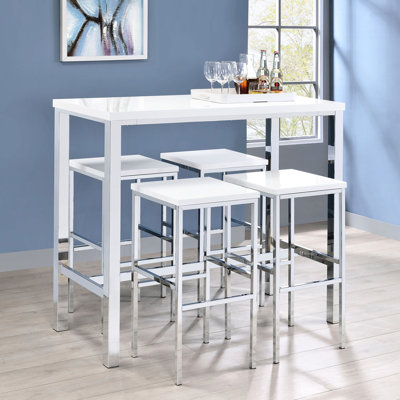 Bar élégant en cinq pièces avec une structure en acier poli, une table blanche ultrabrillante et quatre tabourets sans dossier pour une salle à manger familiale élégante à finition rectangulaire créant une atmosphère moderne