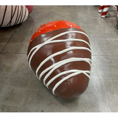 Statue fraise recouverte de chocolat blanc