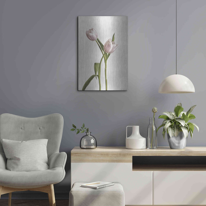 «Light Tulips IV» par Debra Van Swearingen, H 24 po x l 16 po