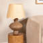 Lampe en résine avec abat-jour festonné