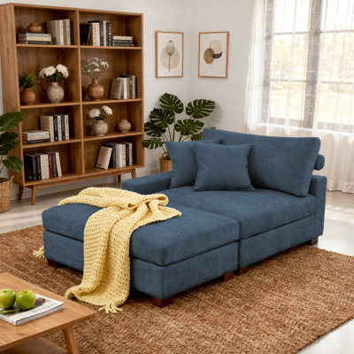 Chaise longue rembourrée en chenille bleue avec accoudoirs et coussins décoratifs