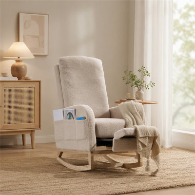 Fauteuil à bascule ergonomique en molleton doux et confortable, avec dossier haut, base en bois incurvée, poche latérale et repose-pieds amovible. Soulage les maux de dos des mamans pendant l'allaitement, la sieste et la détente.