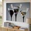 Toile, composition minimaliste avec trois verres à martini élégants disposés en art mural, une rangée sur fond neutre-855155449