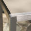 Table de bar d'extérieur grise avec structure en aluminium et plateau en verre givré, légère et résistante aux chocs.