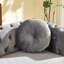 Canapé Chesterfield en velours avec coussins ronds