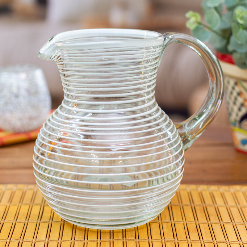 Pichet en verre recyclé soufflé à la main Ivy Bronx