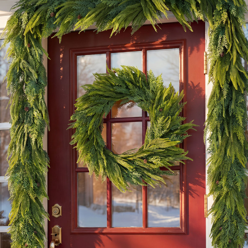 Couronne de Noël 25 po en mélange de verdure avec des pommes de pin