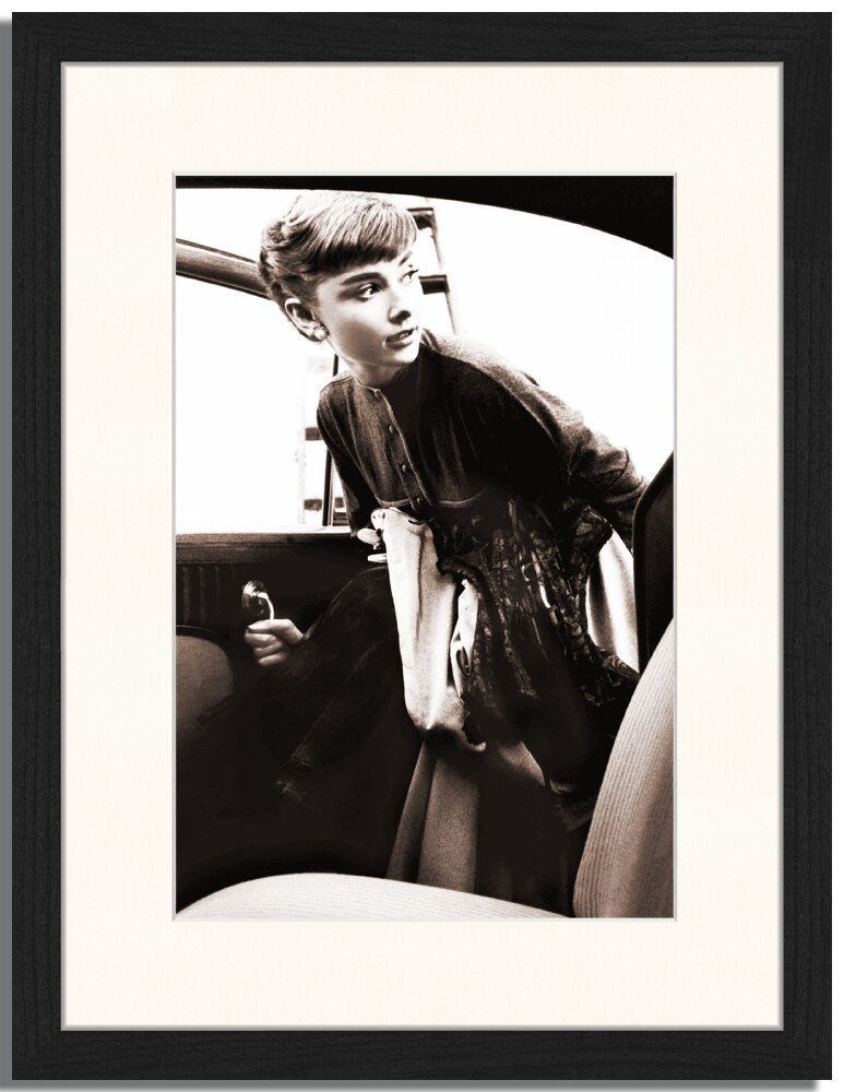 Gerahmtes Poster Audrey Hepburn am Set