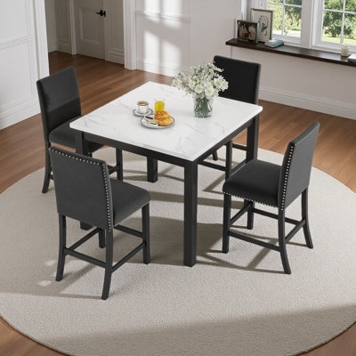 Ensemble de table de salle à manger 5 pièces à hauteur de comptoir avec une table de salle à manger en faux marbre et quatre chaises rembourrées en velours