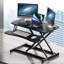 Convertisseur de bureau noir de 32 pouces, pratique pour passer de la position assise à la position debout et travailler efficacement avec deux écrans et un ordinateur portable. Idée cadeau originale pour Noël. Conception ergonomique et utilisation fluide.