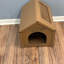 Maison de chat confortable avec des patins à griffer, maison de chat en carton ondulé - de taille moyenne, robuste et écologique, refuge de chat parfait pour les chats d'intérieur.