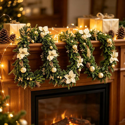 Guirlande de Noël artificielle 6 pi | Feuillage de pin réaliste; poinsettia blanc de qualité supérieure; boules dorées incassables; Structure en fil pliable