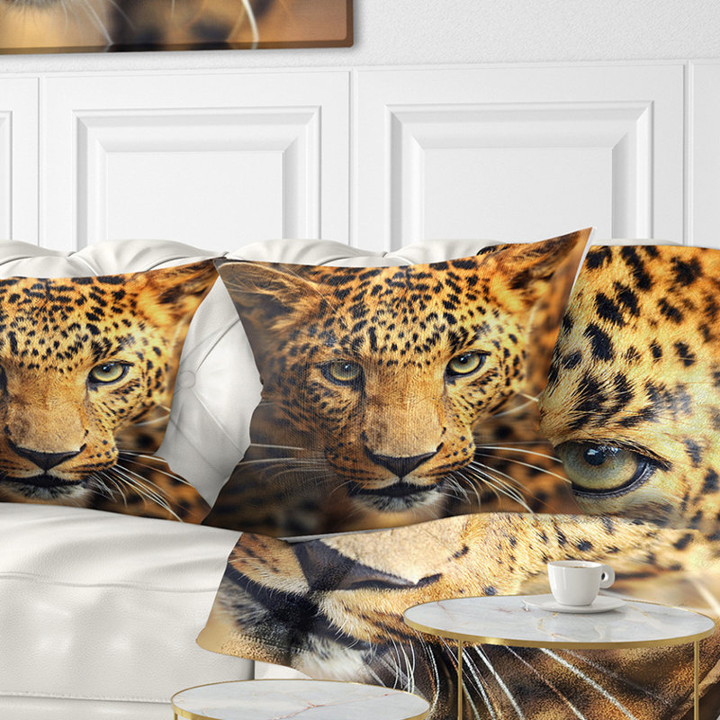 Gros plan sur un visage de léopard - coussin imprimé animal, 16 po x 16 po, Coussin décoratif