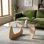 Table basse spacieuse à plateau en verre avec une base en chêne massif de qualité supérieure, pour le salon.