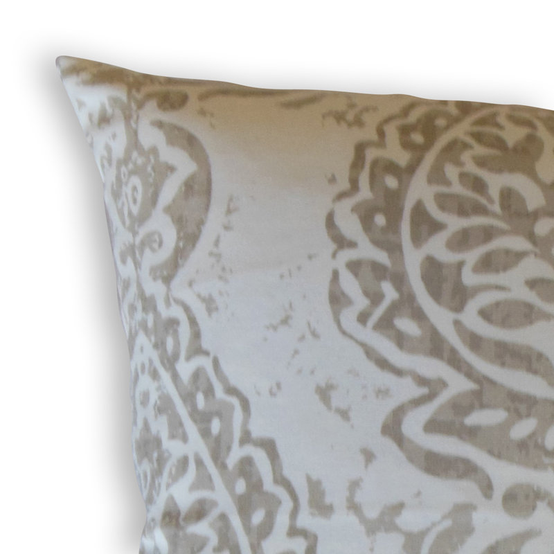 Coussin décoratif en coton Scipio Ikat, Hauteur (22 po) x largeur (22 po), Enneigé