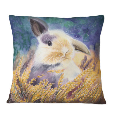 Mignon lapin moelleux sur un champ de fleurs jaunes - coussin décoratif traditionnel