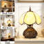 Lampe de table en vitrail beige H 11 po, base libellule bronze antique, ampoule incluse