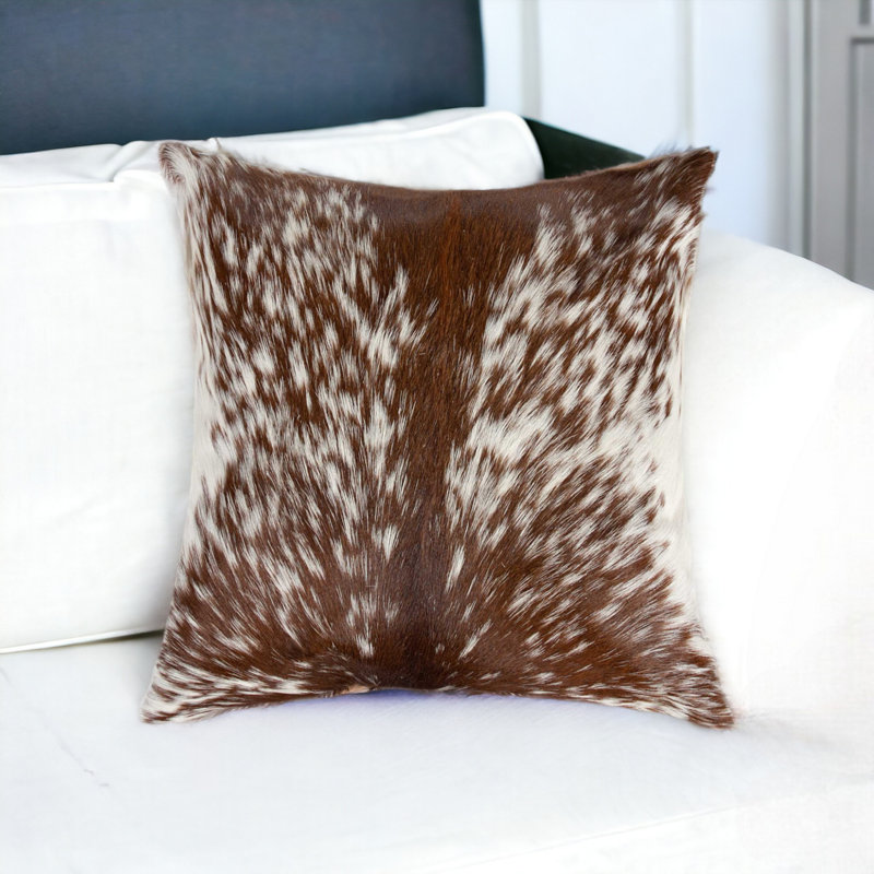 Coussin 18 "en peau de vache brune et blanche