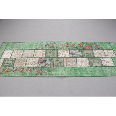 Tapis de couloir en patchwork turc fait à la main en vert neutre Oushak pour les couloirs et les entrées élégants