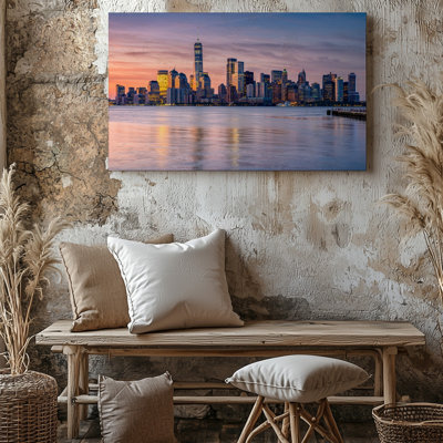 Toile, "A Stunning City Skyline At Dusk", avec un éminent gratte-ciel d'art mural perçant le ciel de couleur pastel reflétant sur un calme