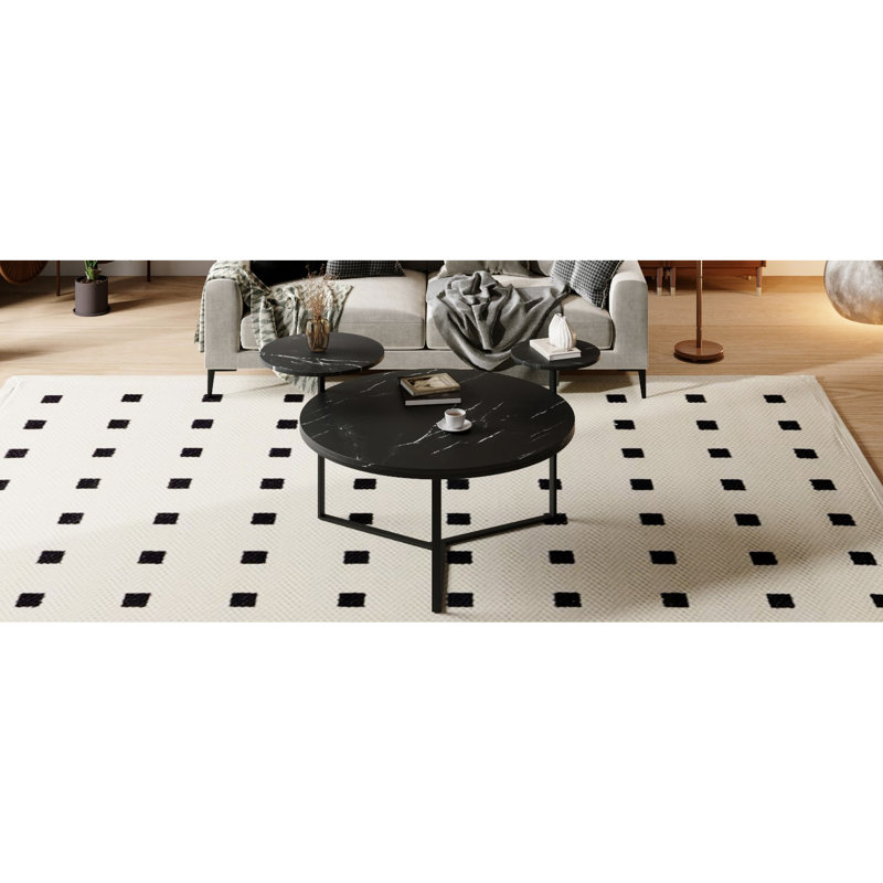 Table basse contemporaine avec deux tablettes, surface en faux marbre, base à trépied, bords arrondis, noir mat, style moderne et solide avec tablettes, surfaces, coins en métal pour trépied,