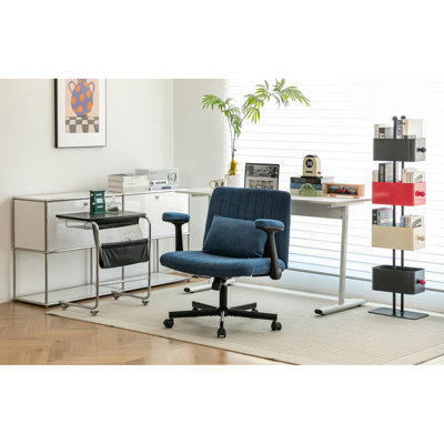 Chaise de bureau bleue moderne avec base en aluminium croisée, roulettes et pivotant sur 360 °, velours doux revêtu de lin, hauteur réglable, idéale pour un espace de travail intérieur, rembourrage en mousse à mémoire de forme