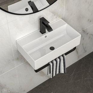 Évier en céramique peu encombrant avec barre à serviettes noire et robinet, idéal pour les salles de bain modernes