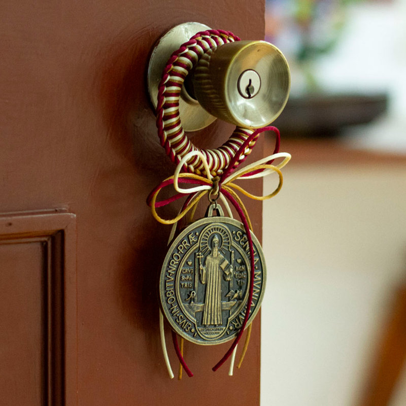 Porte-poignées de porte métallique Novica Saint Benedict