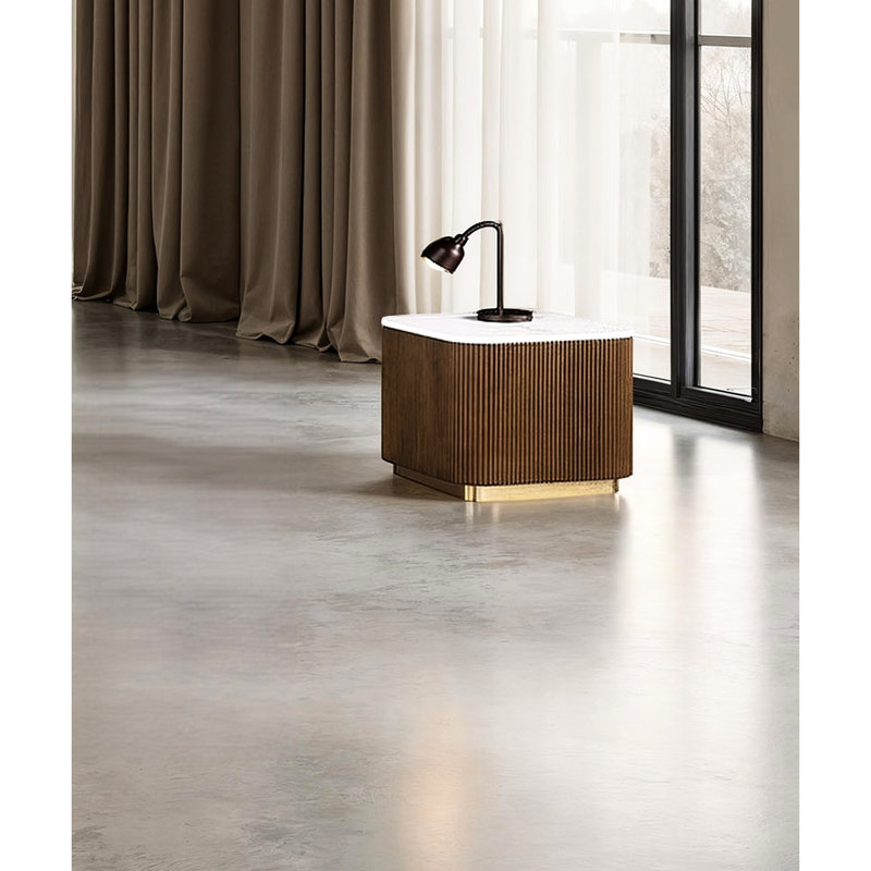 Table d'appoint carrée de style contemporain, plateau en marbre blanc et structure en acier inoxydable doré, idéale pour le salon (1 pièce). Finition élégante et authentique.