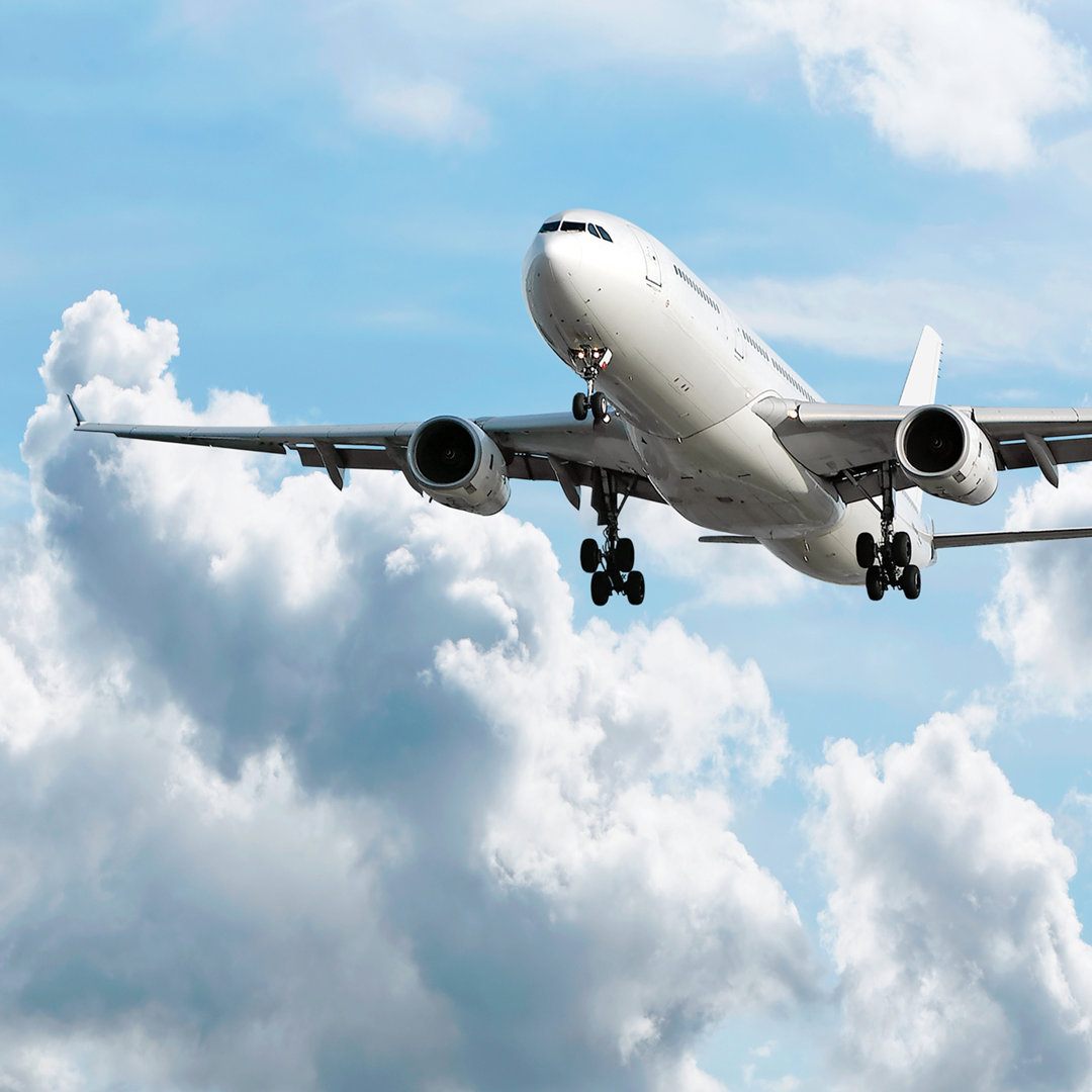 Düsenflugzeug landet in hellem Himmel