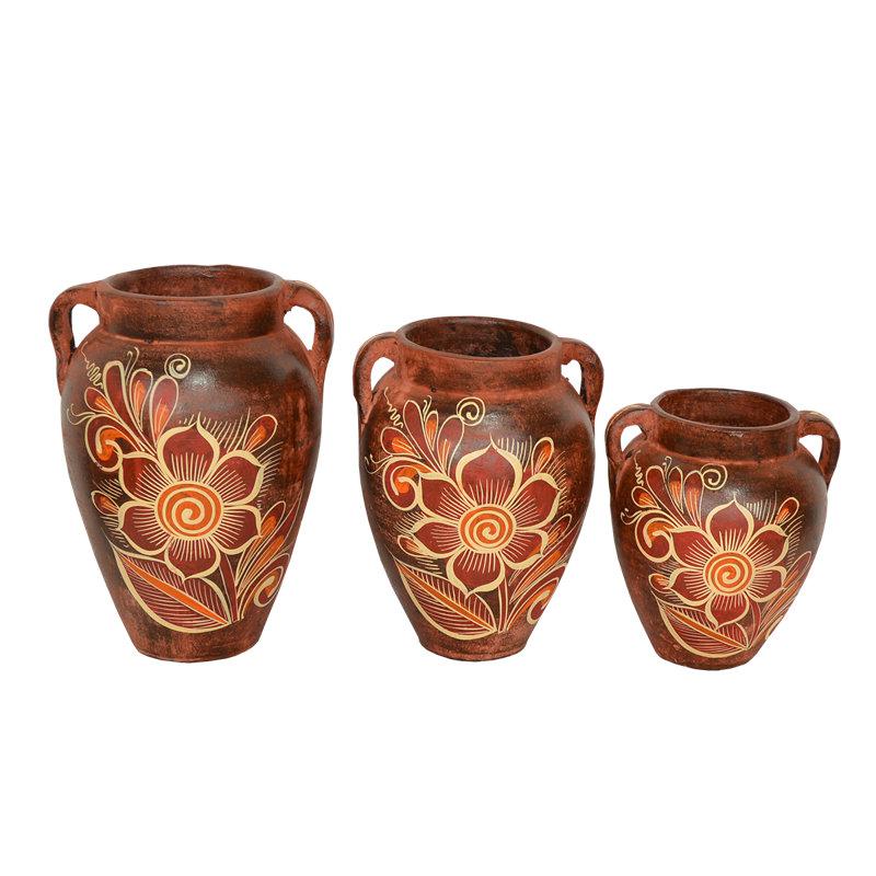 Ensemble de trois vases en argile fabriqués et peints à la main