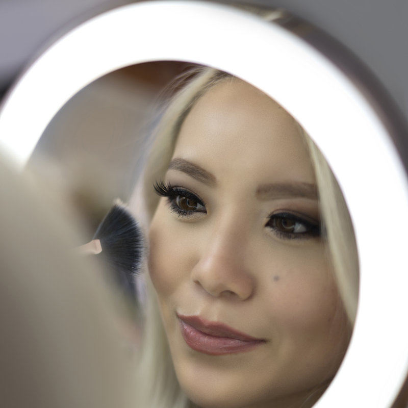Miroir de beauté mural à double grossissement sans fil avec éclairage DEL 5X / 1X, nickel satiné
