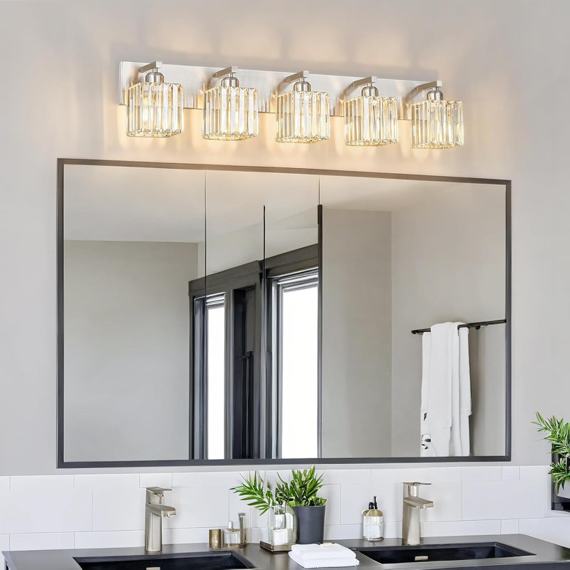 Luminaire de salle de bain moderne à 5 lumières avec accents de cristal et finition nickel brossé pour un éclairage mural élégant