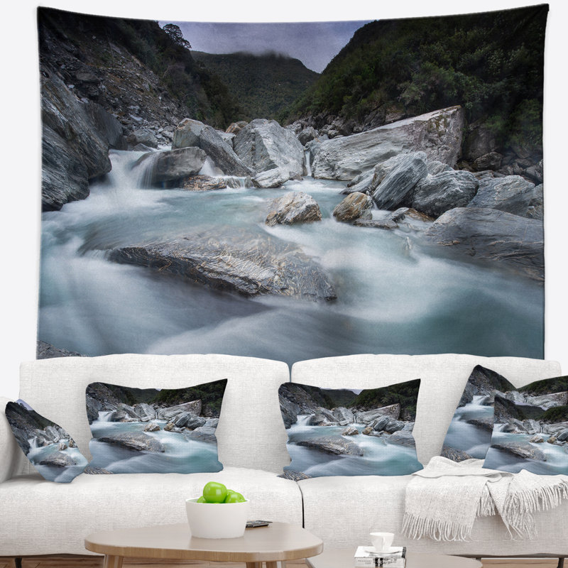 Tapisserie «Slow Motion Mountain River and Rocks», H 50 po x l 60 po