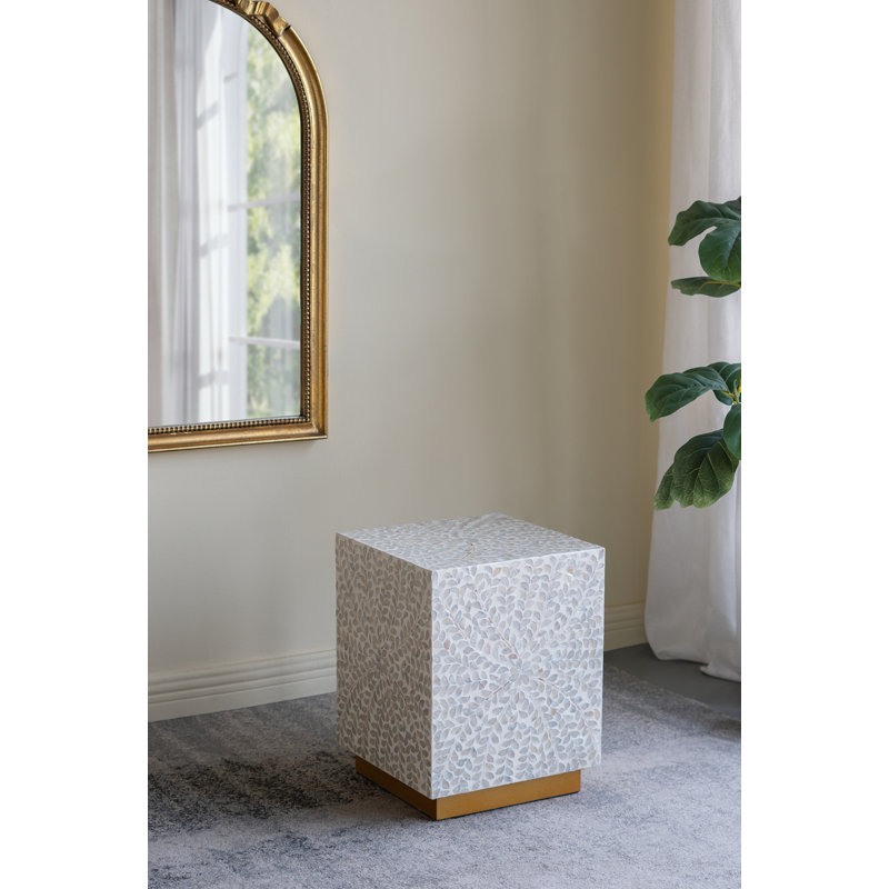 Tabouret d'appoint 14 po x 14 po x 18 po avec finition coquille de Capiz blanc et base piédestal dorée