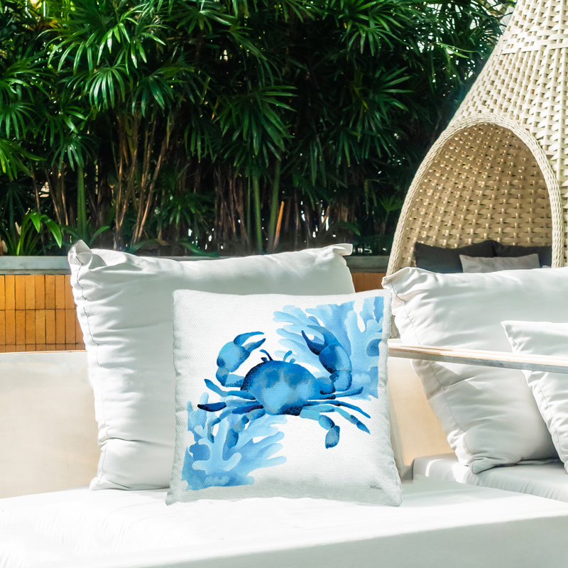 Coussin d'extérieur imprimé bleu crabe et corail par Cat Thurman Designs