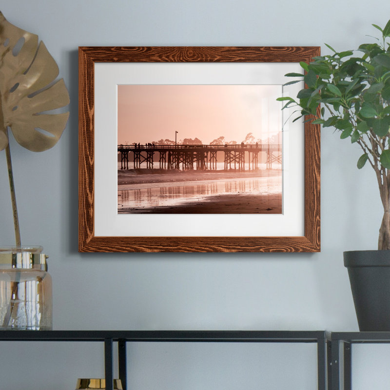 Jetée au coucher du soleil par J Paul - reproduction de photo sur papier encadrée, H 20 po x l 17 po x P 1,5 po