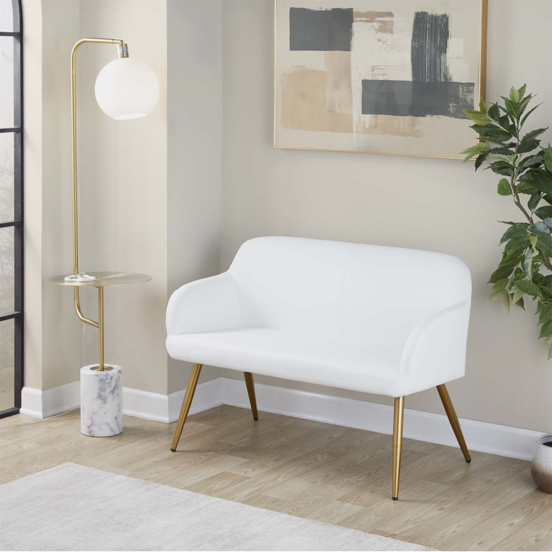 Élégant banc à dossier haut avec similicuir et pieds en acier doré, parfait pour la vie moderne et les sièges confortables.