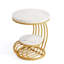 Élégante table de chevet en faux marbre avec structure en métal doré, rangement à deux niveaux et design compact pour les intérieurs modernes.