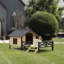 Grand chenil extérieur en bois de style chalet avec porche