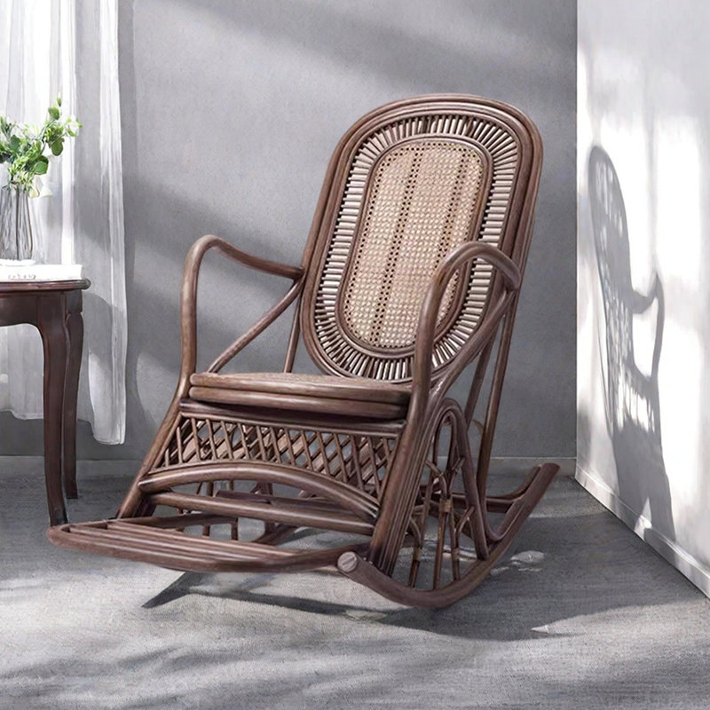 Chaise berçante tissée en rotin