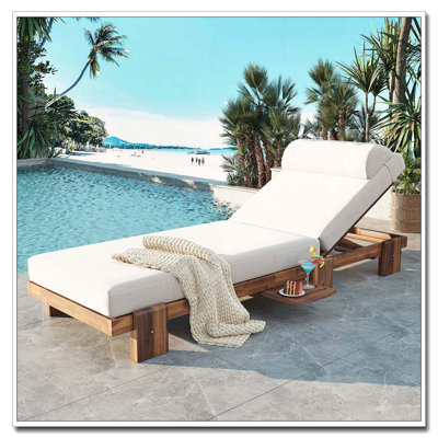 Chaise longue en bois d'acacia avec dossier réglable, plateau latéral rétractable et appui-tête