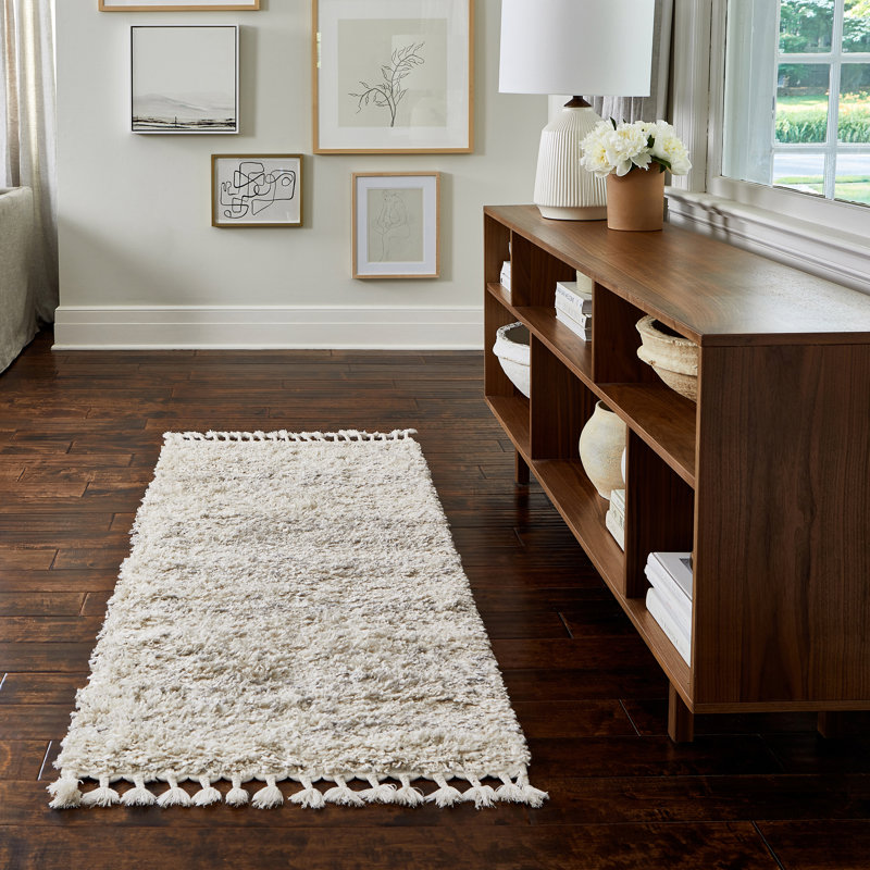 Tapis à poil long performance gris clair, beige et ivoire Makenna, Tapis de couloir 2 pi 6 po x 8 pi 8 po