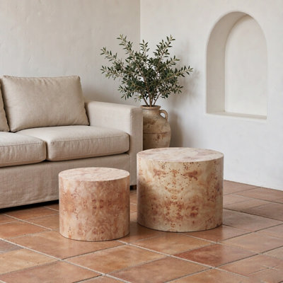 Ensemble de 2 tables basses gigognes en bois naturel, comprenant une table basse cylindrique minimaliste et une table d'appoint. Livrées montées.
