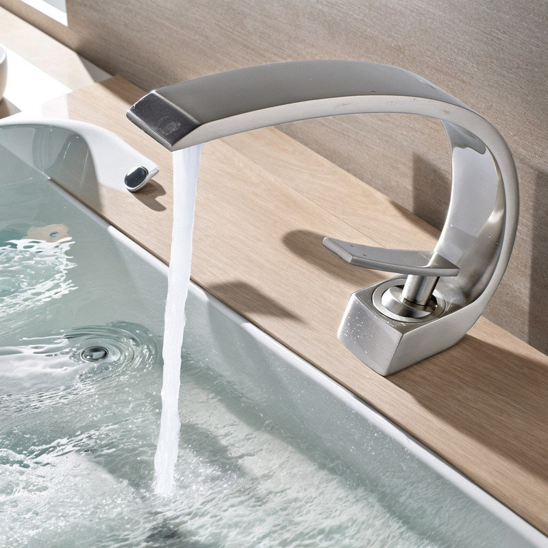 Robinet de salle de bain monocorps à poignée simple avec bec incurvé, Nickel brossé