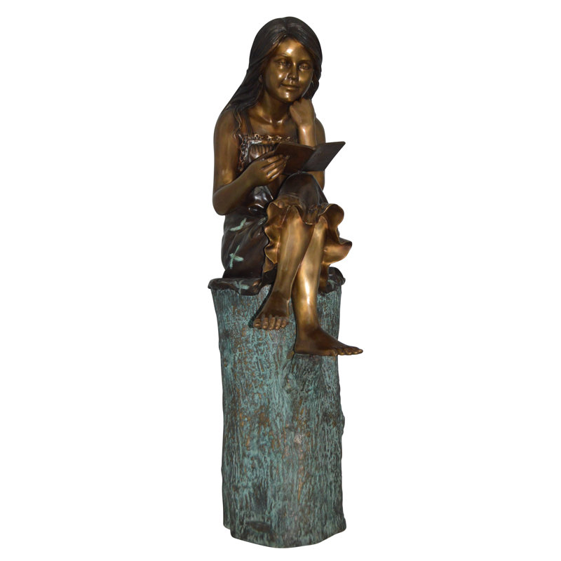 Statue en bronze de fille assise sur une bûche lisant un livre - Taille: L 19 po x l 13 po x H 48 po.