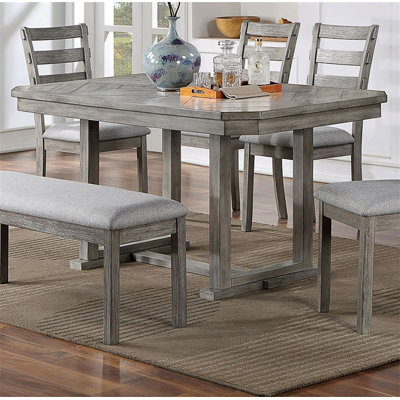 Table de salle à manger exquise avec un motif de grain de bois distinctif et une finition brossée, idéale pour créer un superbe espace repas
