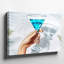 Toile, illustration en gros plan d'une main tenant élégamment un art mural Martini Glass mettant en vedette un cocktail bleu éclatant-894662409