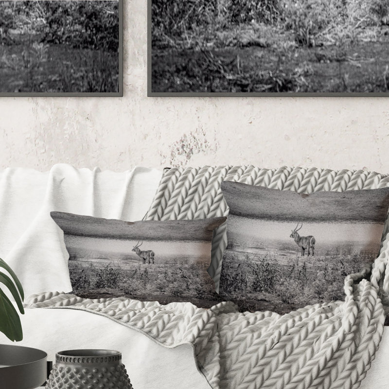 Big Waterbuck mâle debout près de l'eau - Coussin décoratif imprimé traditionnel 1