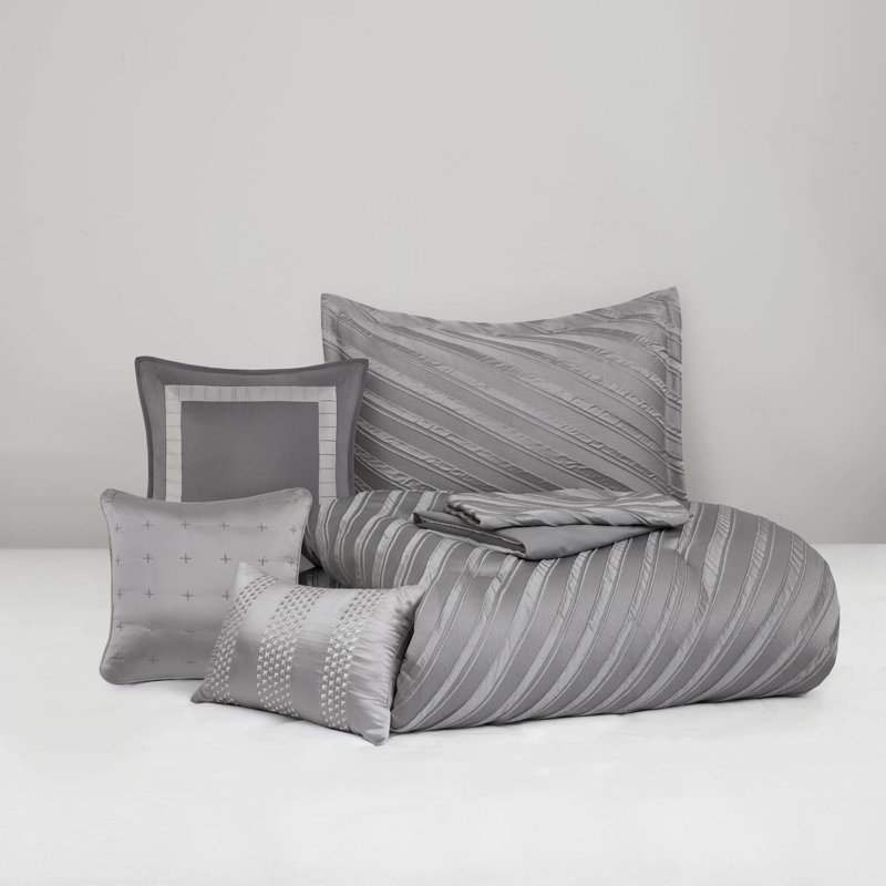 Édredon gris 7 pièces avec rayure diagonale, ensemble de literie de luxe, confort toutes saisons, coutures décoratives, taies décoratives assorties, jupe de lit de 15 pouces, coussins décoratifs pour chambre à coucher confortable, testé